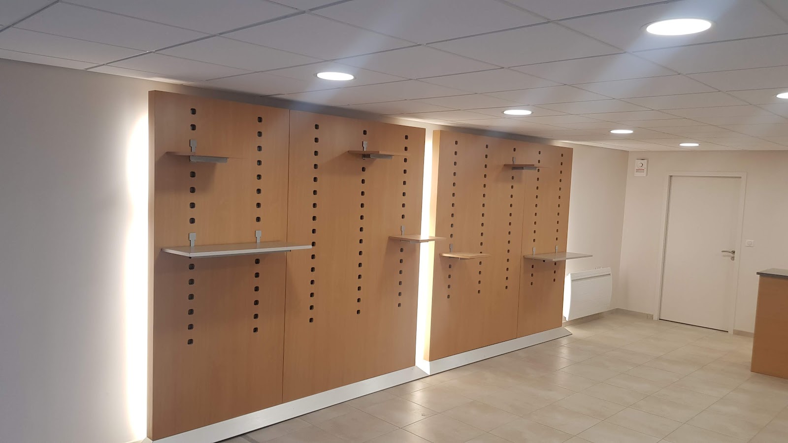 Agencement de magasin avec panneaux muraux rétroéclairés