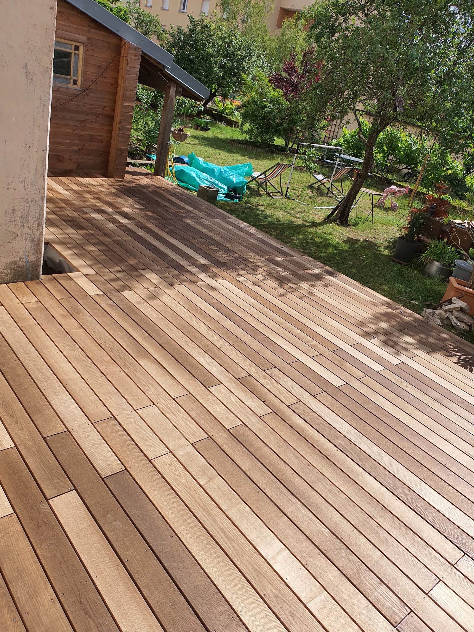 Terrasse en bois naturel de grande surface