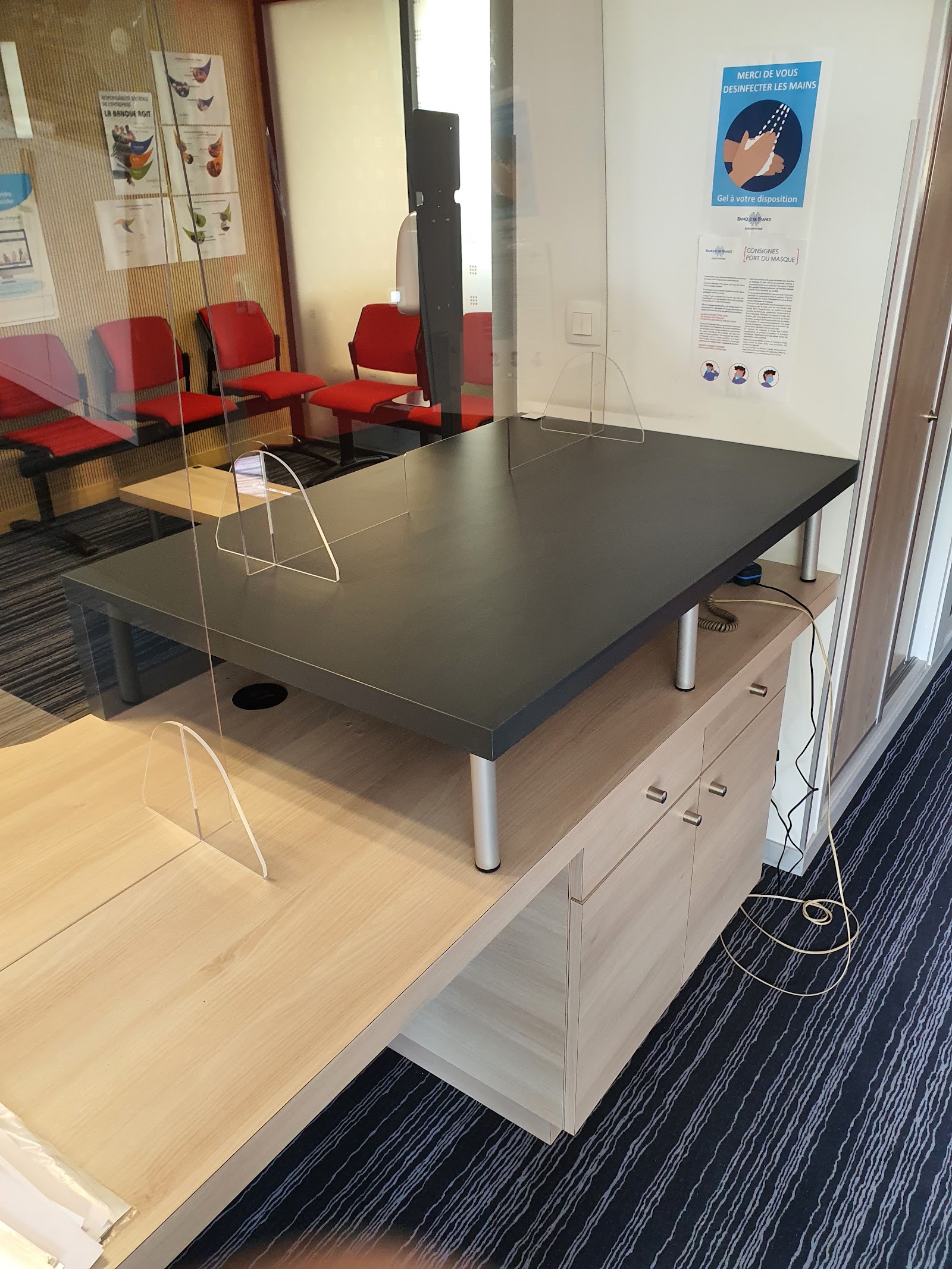 Aménagement de bureau avec parois de protection