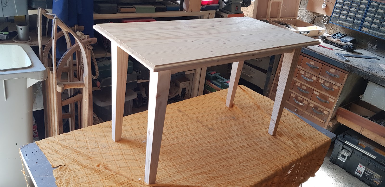 Fabrication d'une table artisanale en atelier